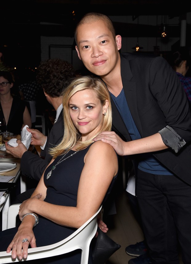 Reese Witherspoon e o estilista Jason Wu (Foto: Divulgação)