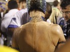 Famosas sofrem com fantasias durante desfile na Marquês de Sapucaí