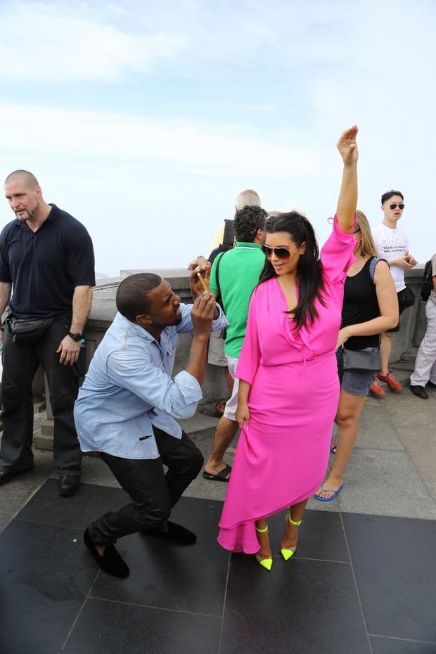Kim Kardashian e Kanye West deixam hotel (Foto: Gabriel Rangel / Agnews)