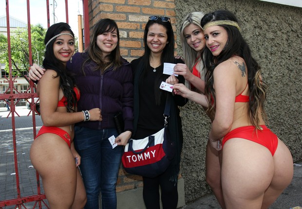 Candidatas ao Miss Bumbum vão as ruas pedir voto (Foto: Celso Tavares/EGO)