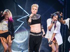 Pink exibe abdômen sarado em show na França