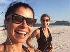 Grazi Massafera tem dia de corridinha na praia com Anna Lima