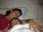 Glenda Kozlowski posta foto sendo acordada pelo filho no Dia das Mães