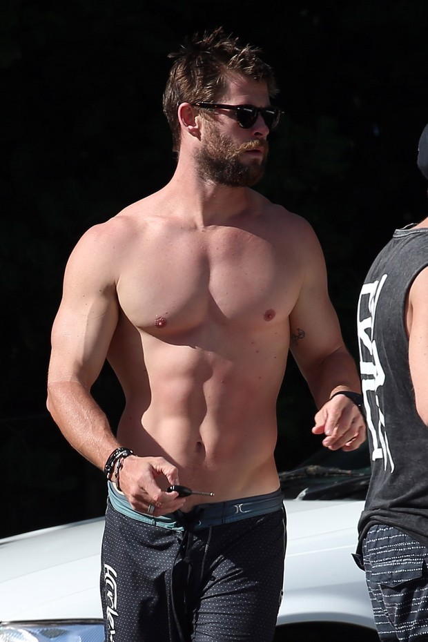 MidiaNews  Depois de aparecer mais magro, Chris Hemsworth volta a