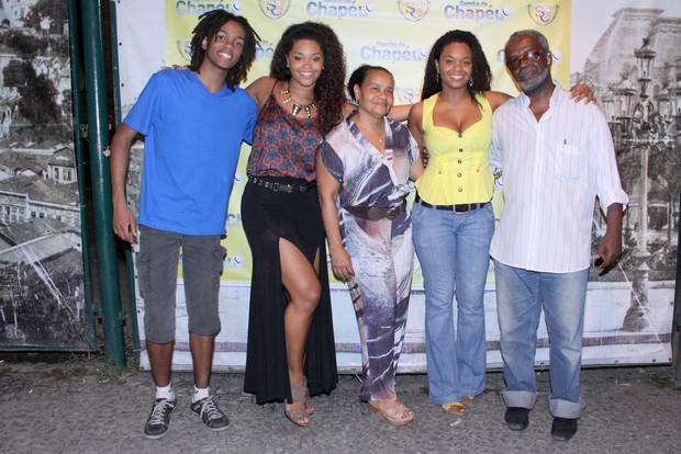 Juliana Alves junto com seus irmãos, Mayra Alves e Luan Thambo e seus pais Fatima e Sebastião Antonio (Foto: Alex Palarea / AgNews)