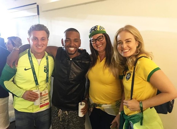 Nego do Borel com Luciano Huck, a mãe de Neymar e Angélica antes da medalha (Foto: Reprodução/Instagram)