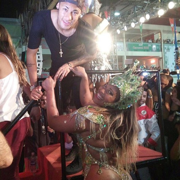 Neymar com passista na Grande Rio (Foto: Reprodução/Instagram)