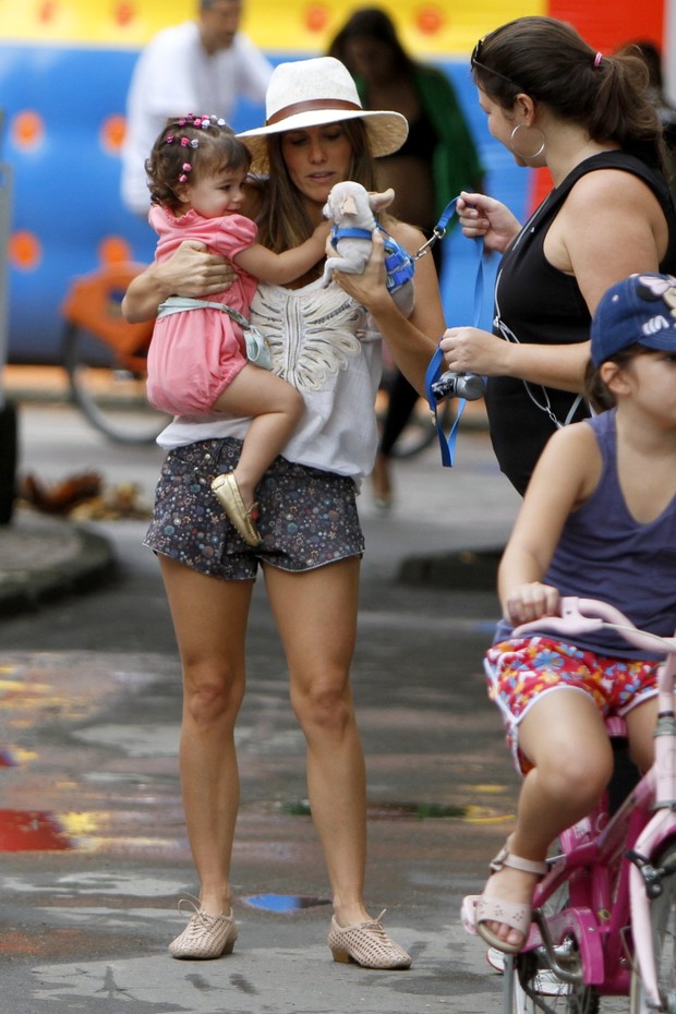 Fernanda Pontes com a filha (Foto: Gil Rodrigues/FotoRio News)