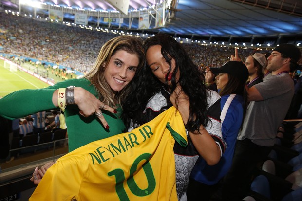 Rihanna e Deborah Secco com a camisa do Brasil (Foto: Felipe Panfili/AgNews)