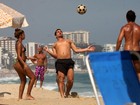 Thiago Martins joga bola em tarde na praia sem a namorada