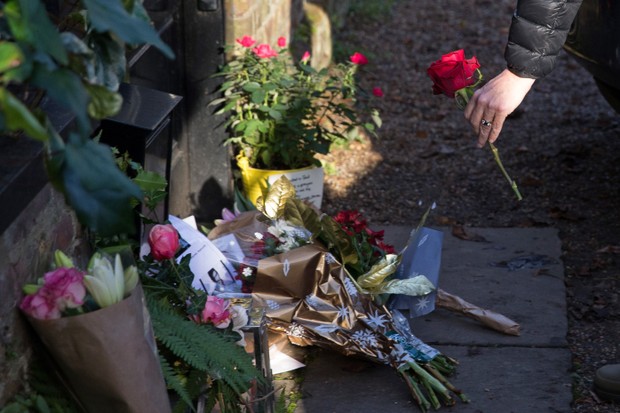 Casa de George Michael amanhece repleta de flores (Foto: NIKLAS HALLE&#39;N / AFP)