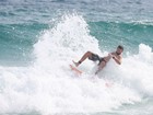 Ops! Vladimir Brichta cai da prancha durante dia de surfe em praia do Rio 