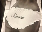 Naomi Campbell mostra foto de bumbum em rede social