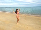 Amanda Gontijo, ex-BBB, posa de biquíni em praia da Bahia