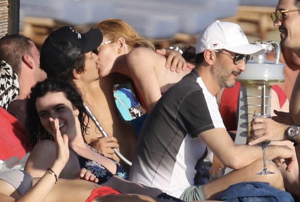Lindsay Lohan beija o noivo, Egor Tarabasov (Foto: Grosby)