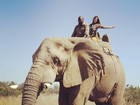 Carol Castro posta foto andando de elefante na África do Sul