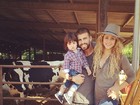 Linda família! Com Milan no colo, Piqué posta foto ao lado de Shakira 