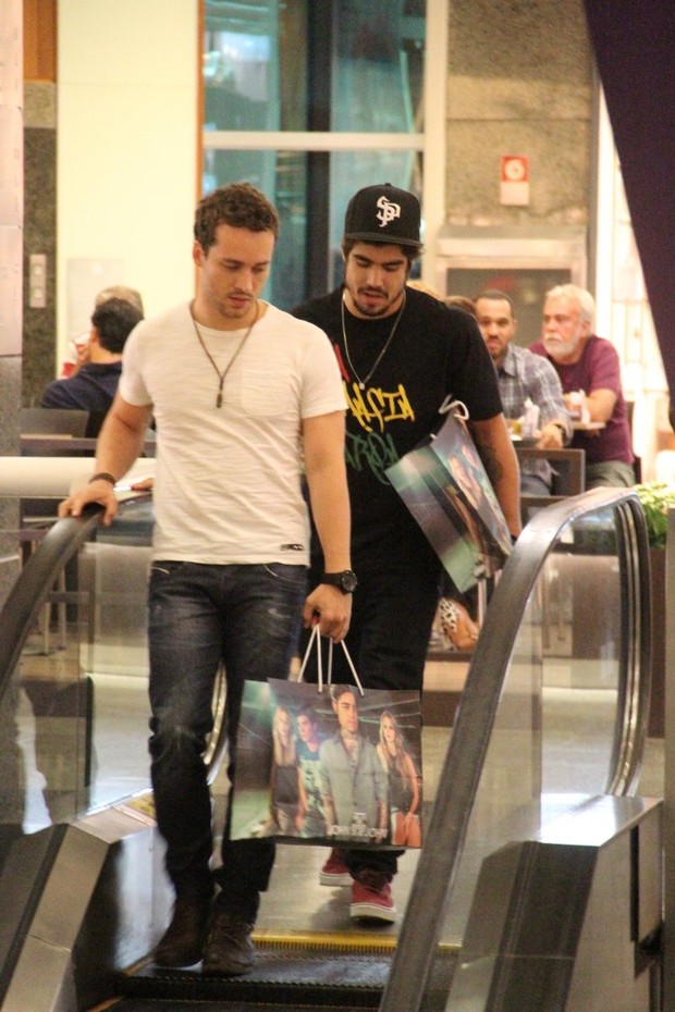 Caio Castro e Rodrigo Andrade no shopping (Foto: Marcus Pavão/AgNews)