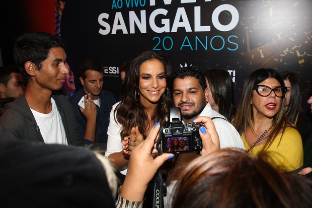 Ivete Sangalo com fãs (Foto: Manuela Scarpa / Foto Rio News)