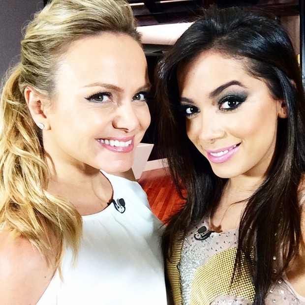 Eliana e Anitta em bastidores de show em boate em São Paulo (Foto: Instagram/ Reprodução)