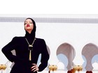 Rihanna deixa apenas o rosto de fora ao posar para fotos em Abu Dhabi
