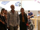 Paolla Oliveira e Rogério Gomes passeiam juntos em shopping do Rio