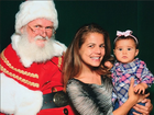 Nívea Stelmann leva filha para posar com o Papai Noel
