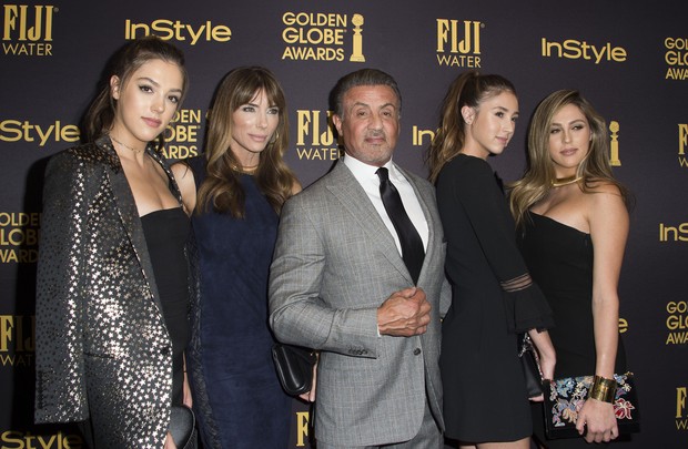 Jennifer Flavin e Sylvester Stallone  com as filhas, Sistine Stallone, Scarlet Stallone e Sophia Stallone (Foto: AFP)