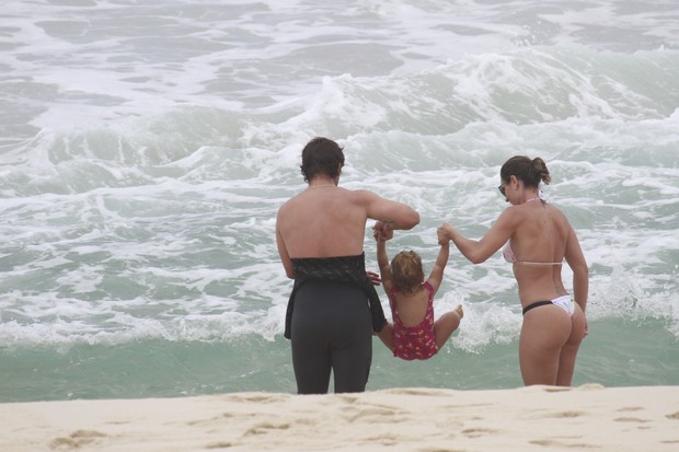 Mario Frias surfando na praia com família (Foto: Dilson Silva / Agnews)
