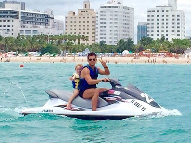 Amaury Nunes com Guy, filho de Danielle Winits, em Miami, nos Estados Unidos (Foto: Instagram/ Reprodução)