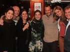 Drica Moraes reúne amigos e parentes em bar no Rio