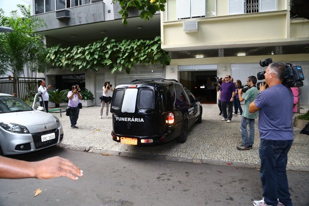 Corpo de José Wilker deixa apartamento  (Foto: Jc pereira e Sa Barreto/Agnews)