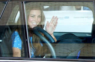 Kate Middleton deixa a maternidade (Foto: Agência AFP)