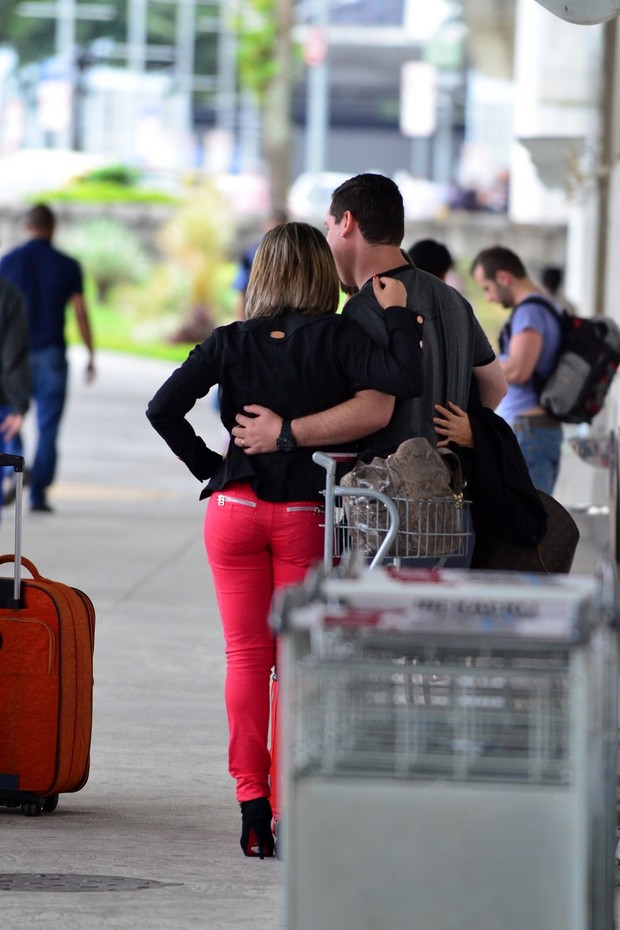 Babi Rossi e Carol Dias no aeroporto (Foto: FotoRioNews / William Oda)