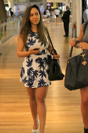 Renata Frisson, a Mulher Melão, em shopping na Zona Oeste do Rio (Foto: Daniel Delmiro/ Ag. News)