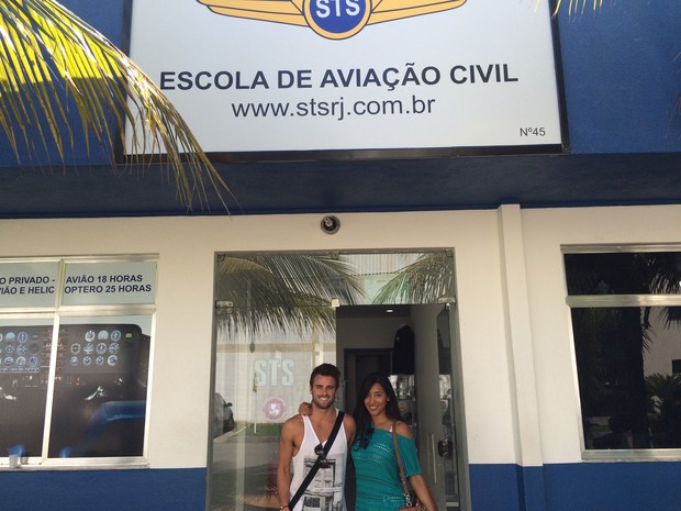 Rafael e Talita em escola de aviação (Foto: Arquivo Pessoal)