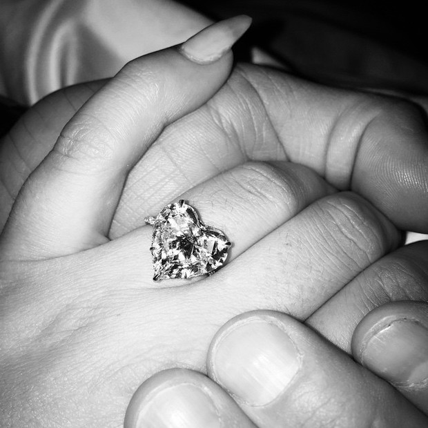 Lady Gaga mostra aliança de noivado (Foto: Instagram / Reprodução)