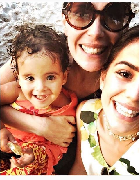 Carolina Ferraz e as filhas (Foto: reprodução/Instagram)