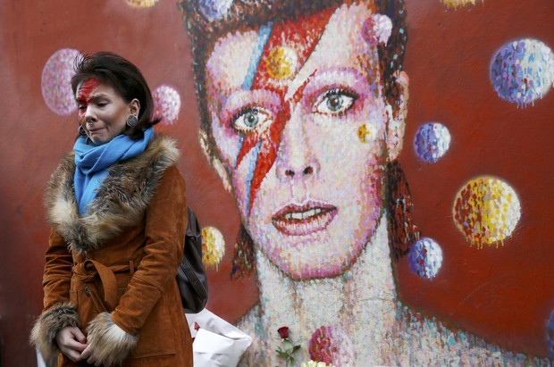 Fã se emociona em mural com pintura do rosto de David Bowie no bairro de Brixton, em Londres (Foto: REUTERS/Stefan Wermuth)
