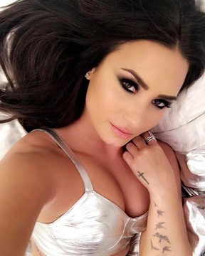 Demi Lovato posa decotada para selfie (Foto: Instagram/ Reprodução)