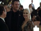 Gwen Stefani, decotada, recebe carinho de Blake Shelton em evento