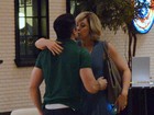Claudia Raia beija o namorado durante jantar no Rio