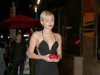 Miley Cyrus curte noitada com look todo preto e um super decotão