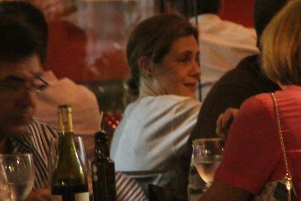 Adriana Esteves e Ana Lima jantam em restaurante do Leblon (Foto: Rodrigo dos Anjos / AgNews)