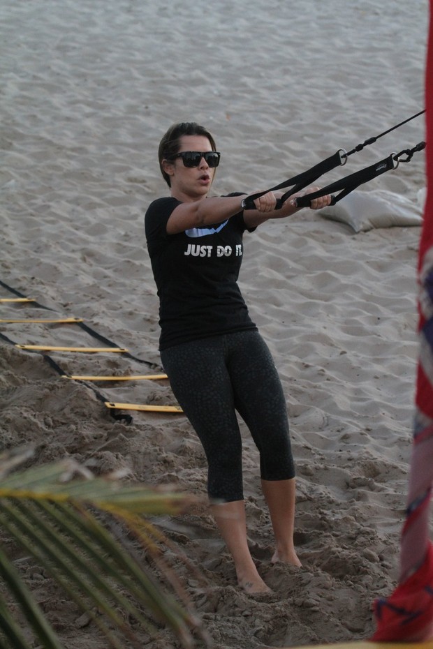 Fernanda Souza se exercita na praia (Foto: Dilson Silva / Agnews)