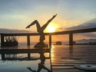 Grazi Massafera exibe silhueta impecável em posição de ioga