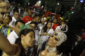 Anitta com fãs (Foto: Anderson Barros / EGO)