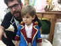 Sertanejo Hudson posa com o filho, Davi, vestido de Pequeno Príncipe