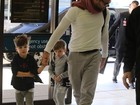 Ricky Martin embarca com os filhos estilosos em aeroporto de Sidney