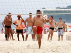 Sem camisa e mais magro, Ronaldo joga futevôlei em praia do Rio